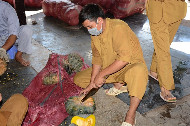 Continuing to support people in need in the Covid-19 pandemic of Hoang Phap Pagoda (series 7)